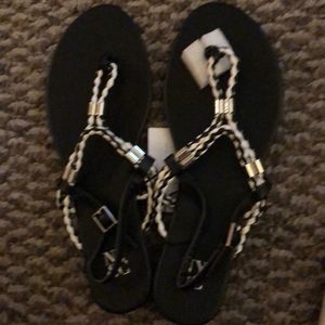 NWT NEW York and Company  Black and white strap hsandals  size 7.